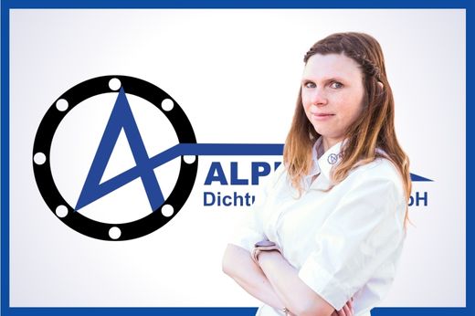 Mitarbeiterin Verkauf Sabrina Ruhner mit verschränkten armen in weißem Hemd mit Alpha-Logo auf dem Kragen, vor dem blauen Alpha-Logo auf weißem Hintergrund.